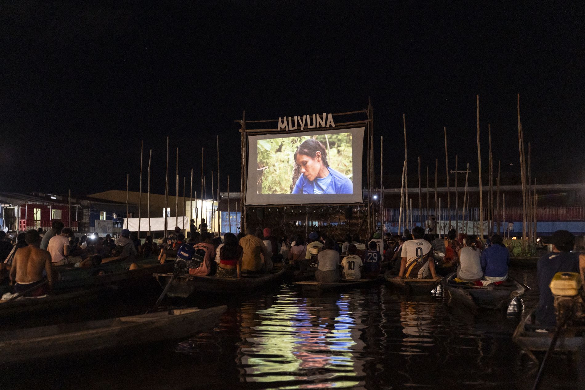 Canoas reunidas frente a una pantalla