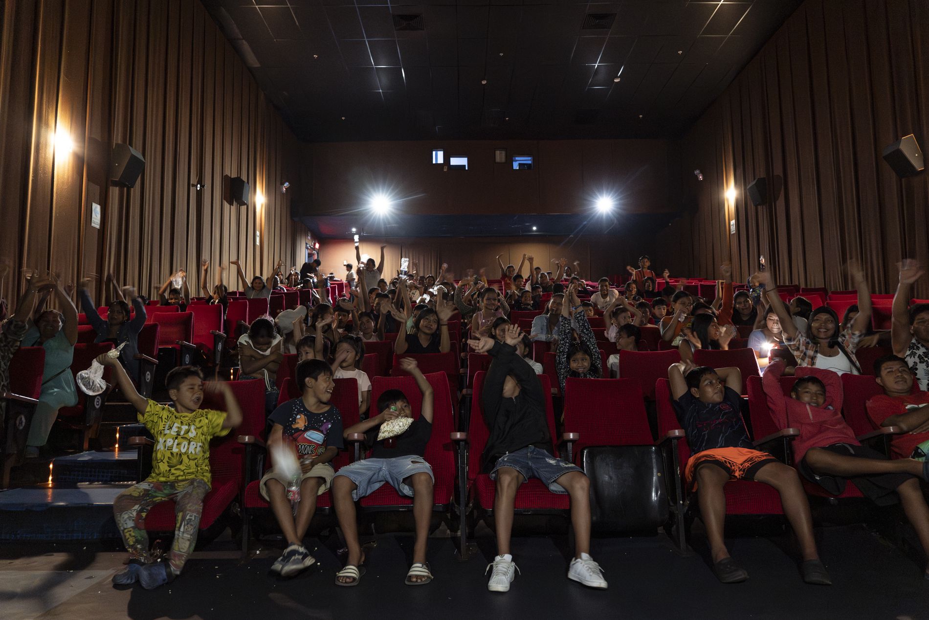 Niñas y niños celebran una función