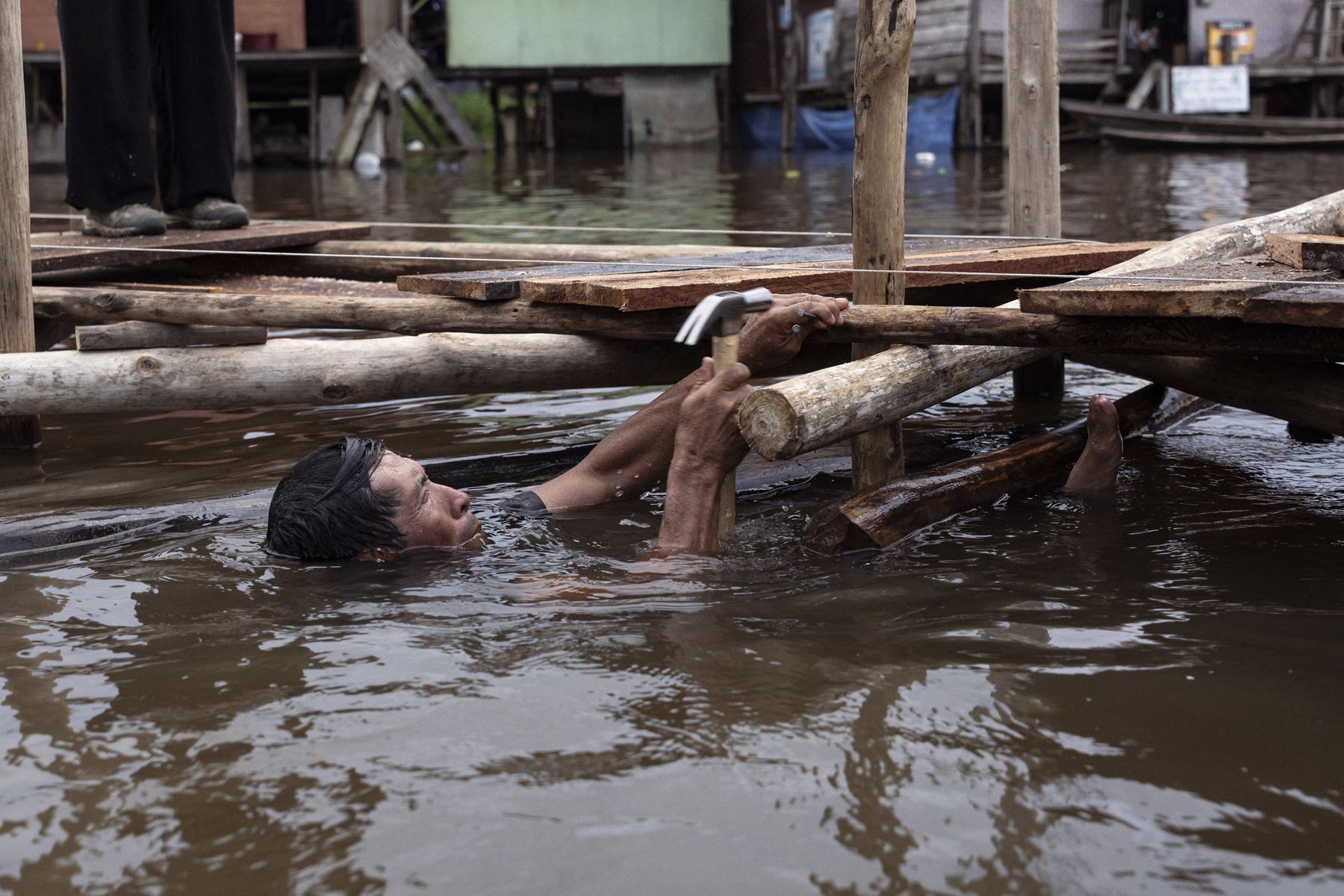 Construcción comunitaria de una plataforma de madera sobre el agua