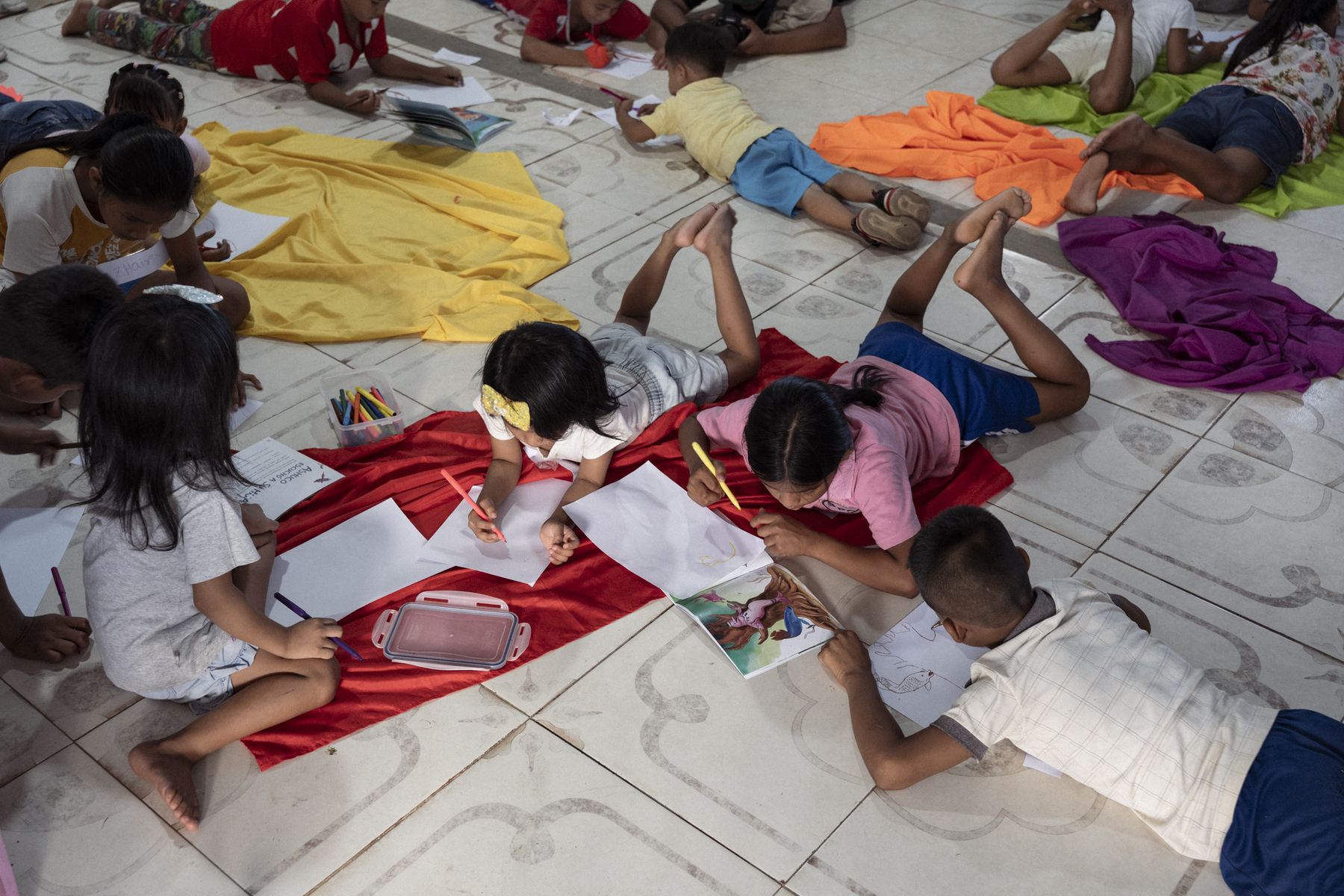 Niñas y niños crean juntos durante una actividad comunitaria