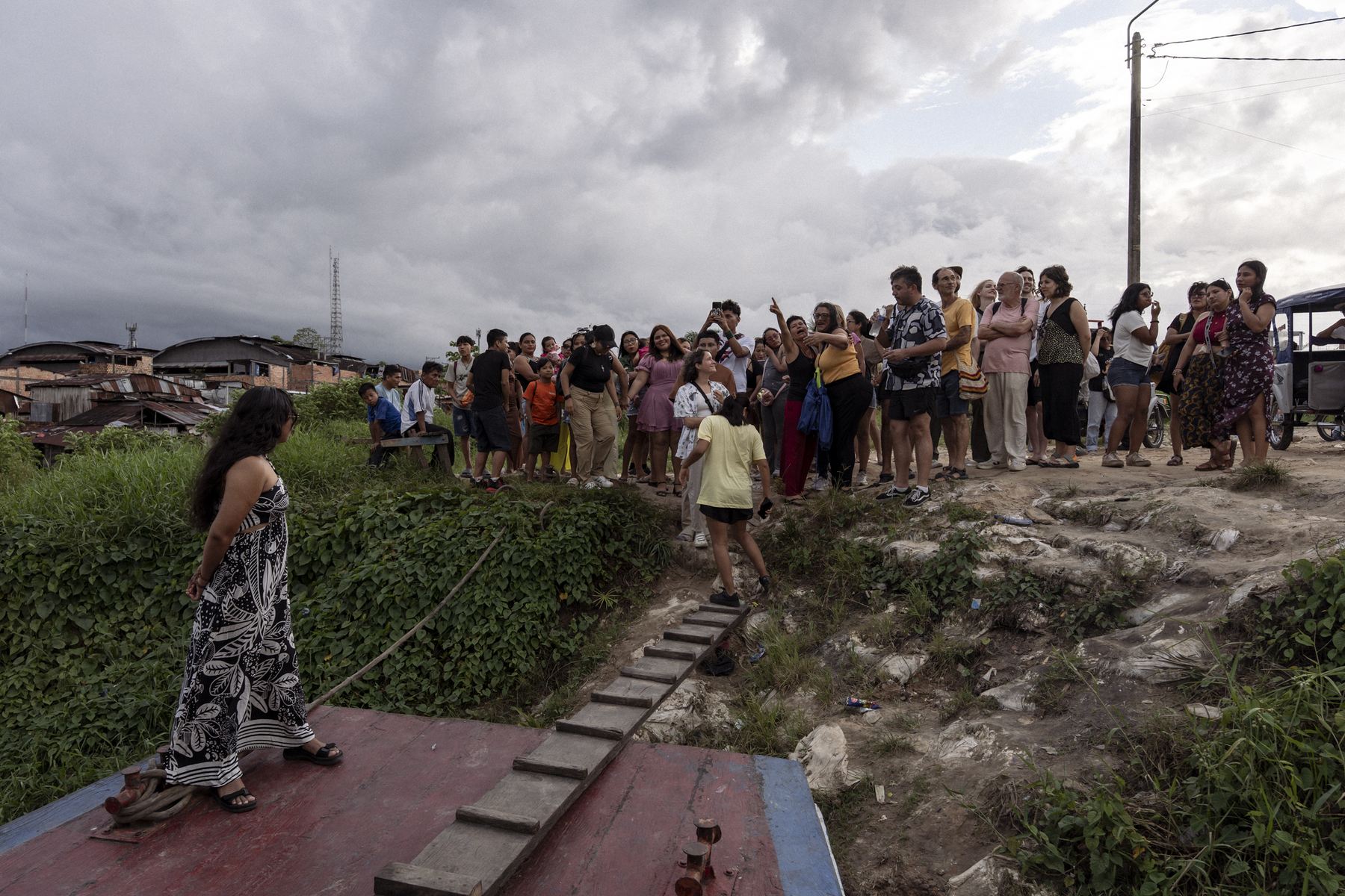 Vecinas, vecinos y participantes se reúnen en el espacio público de Belén