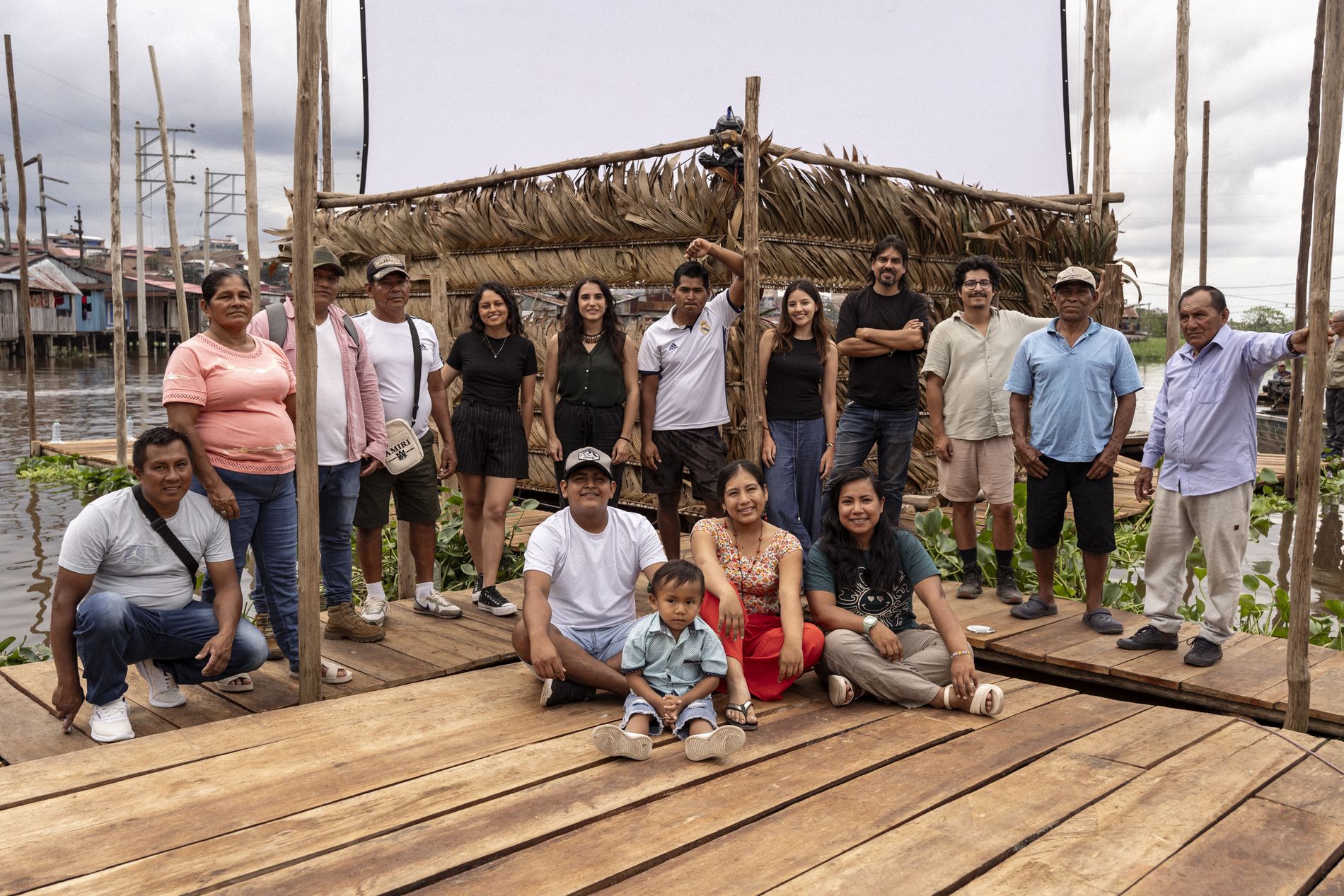 Comunidad y equipo reunidos sobre una plataforma de madera en Belén