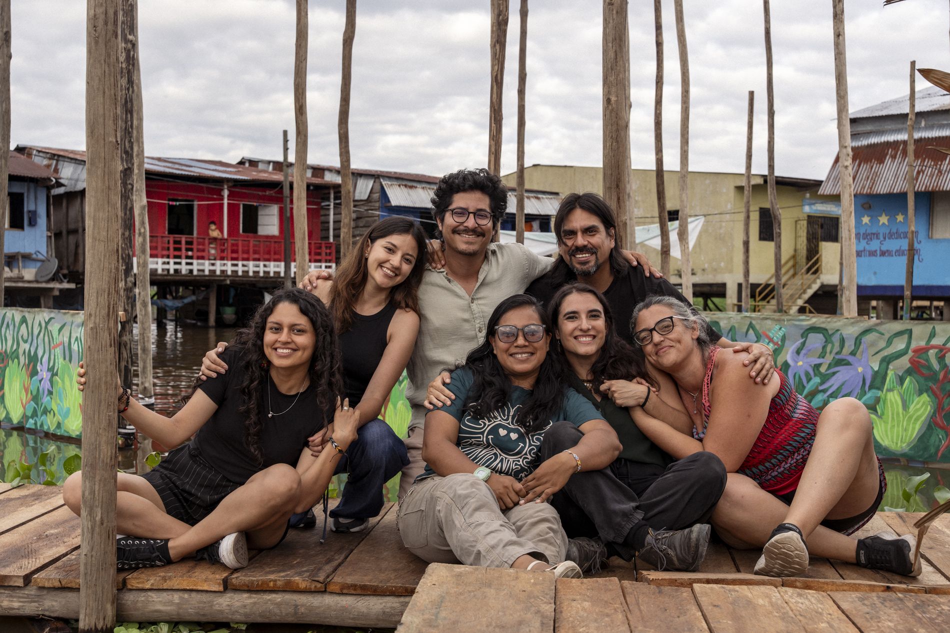 Equipo de Muyuna reunido sobre la plataforma del escenario flotante en Belén