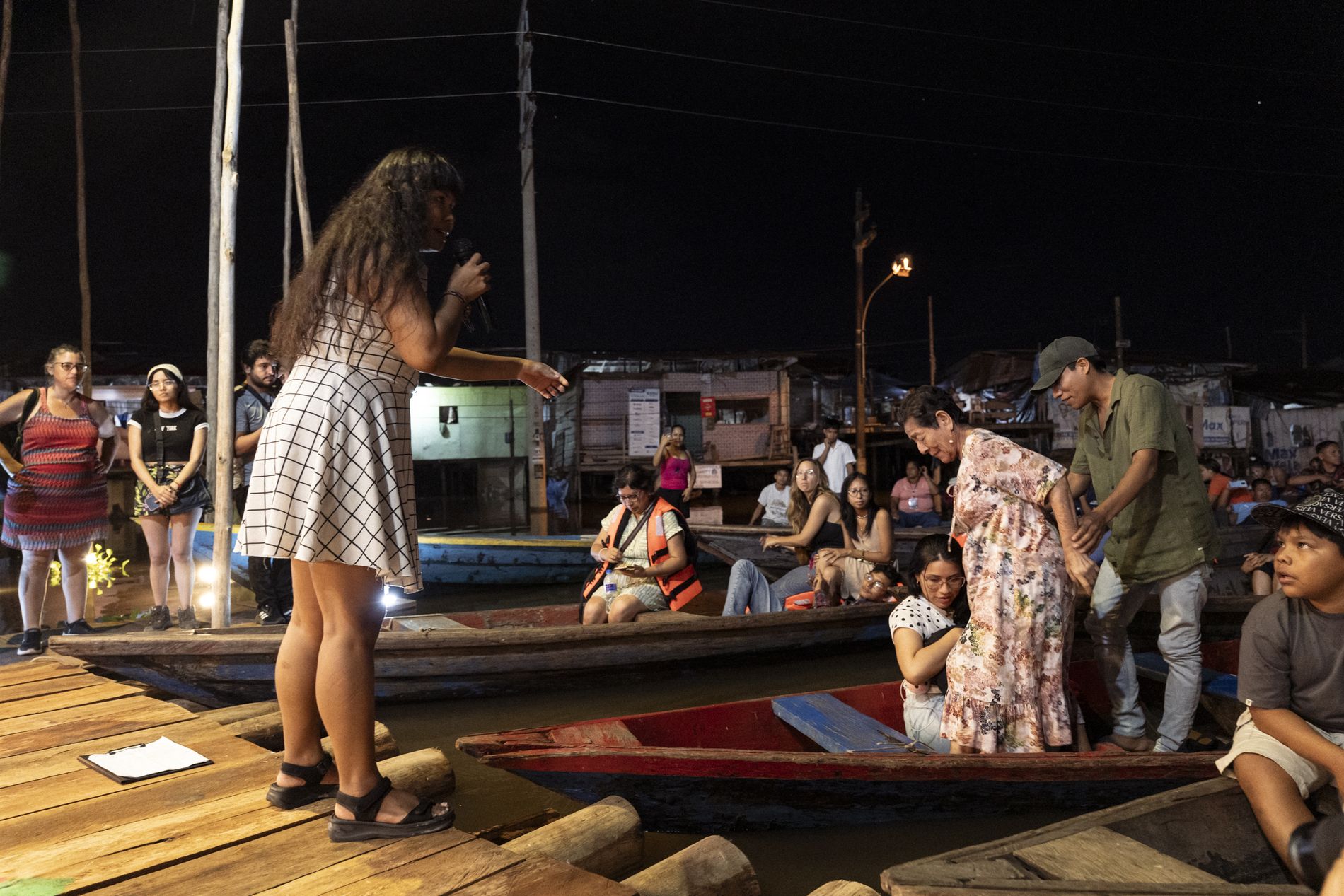 Actividad comunitaria sobre el escenario junto al río