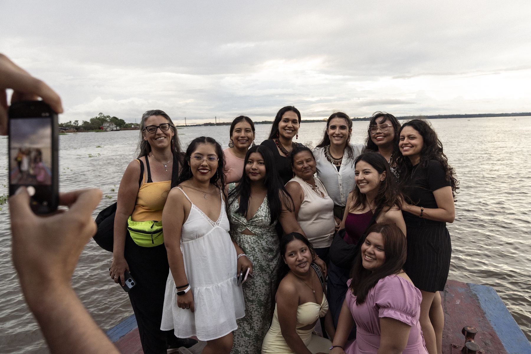 Equipo y comunidad reunidos junto al río
