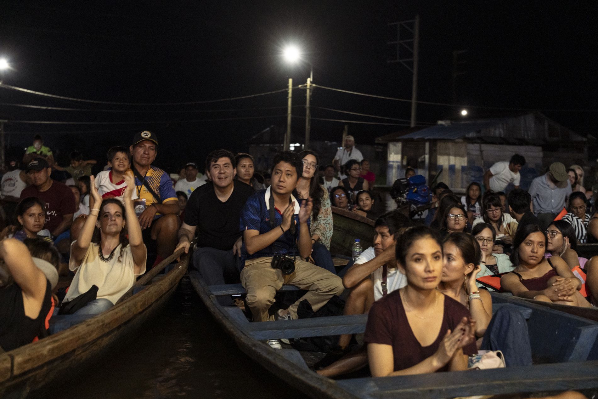 Personas reunidas en canoas durante una función