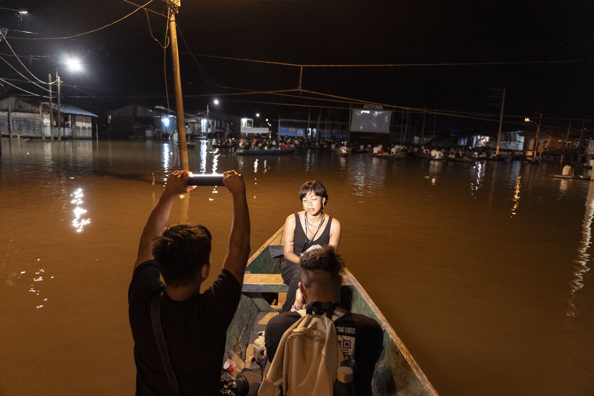 Equipo audiovisual registra una escena desde una canoa