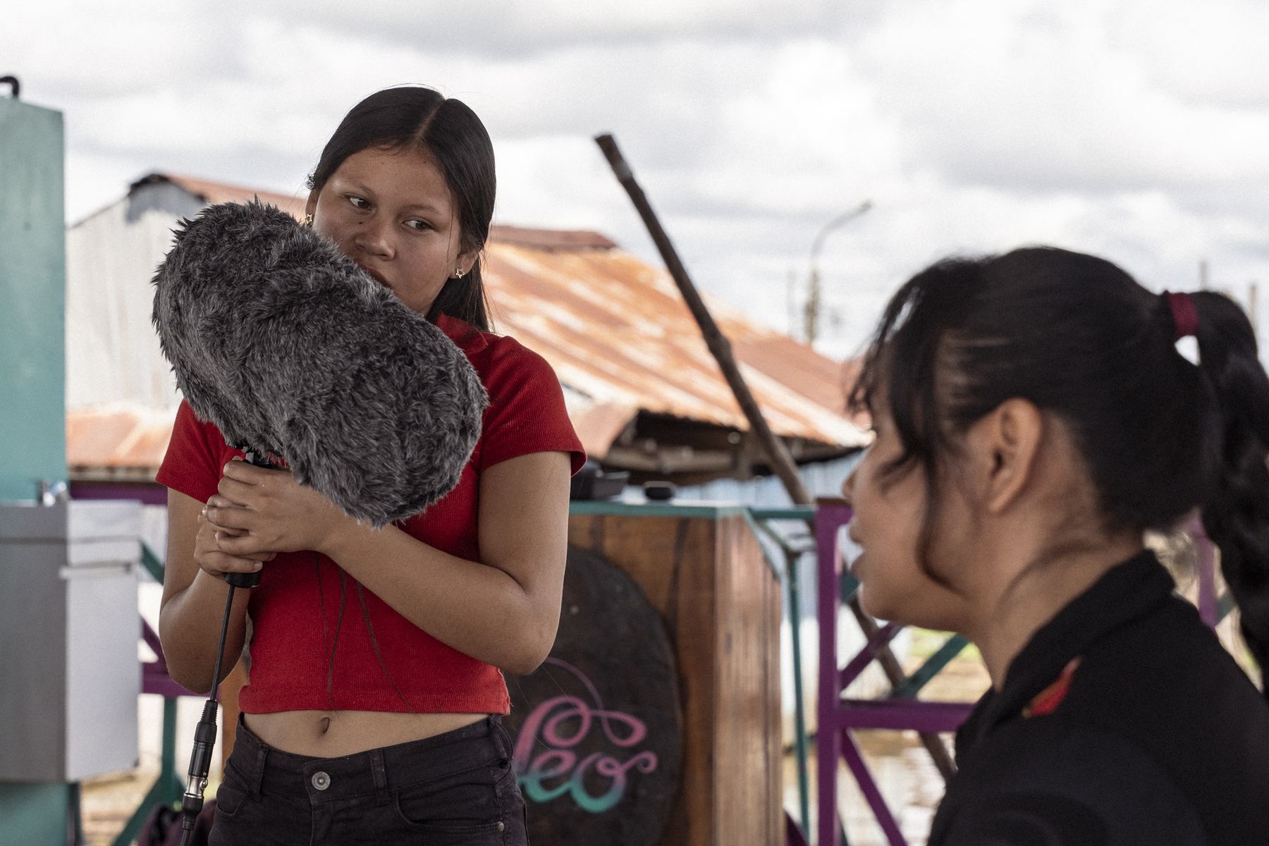 Jóvenes practican el registro de sonido
