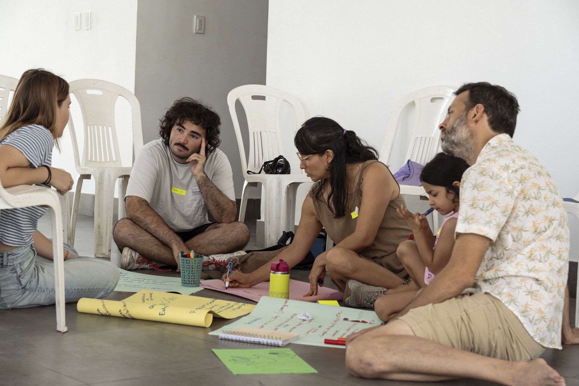 Grupo reunido en el suelo durante un taller participativo de diseño