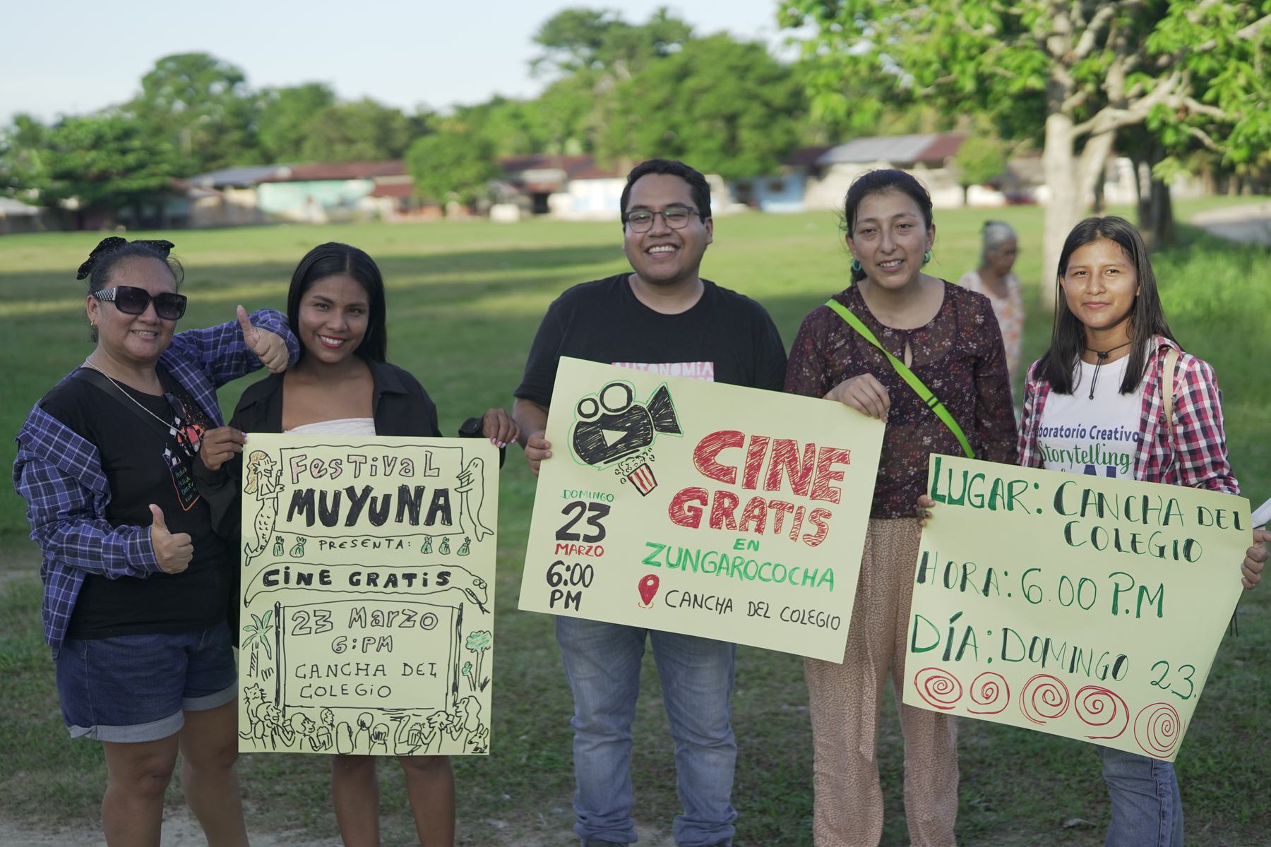 Participantes presentan carteles creados durante un taller