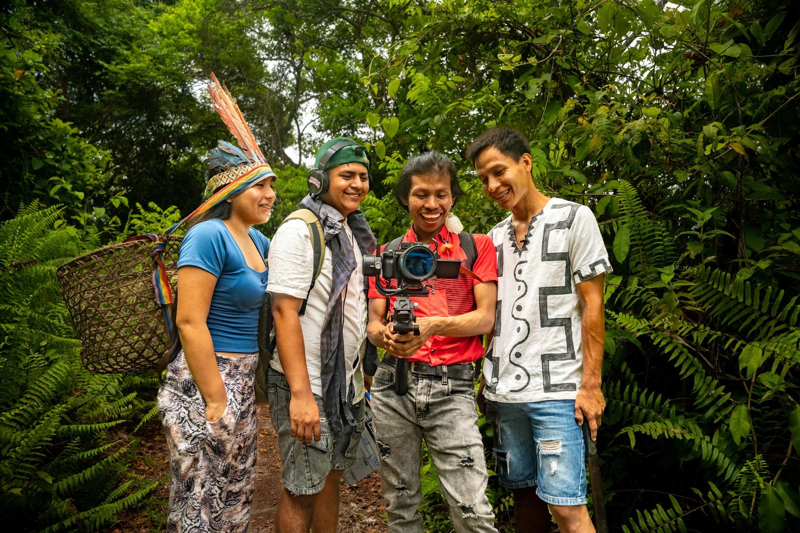 Equipo de Muyuna trabajando en territorio