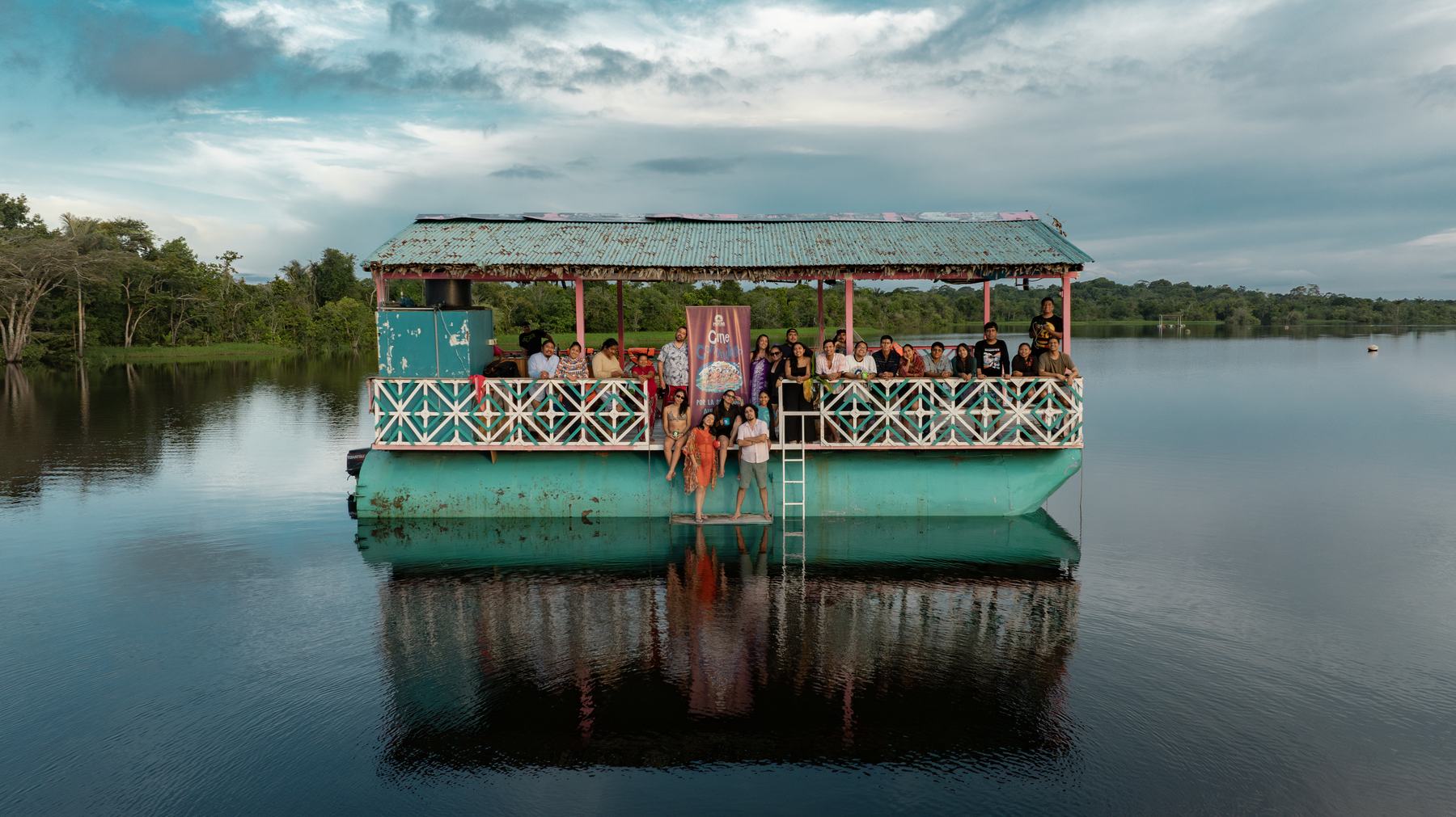 Vivienda amazónica junto al río