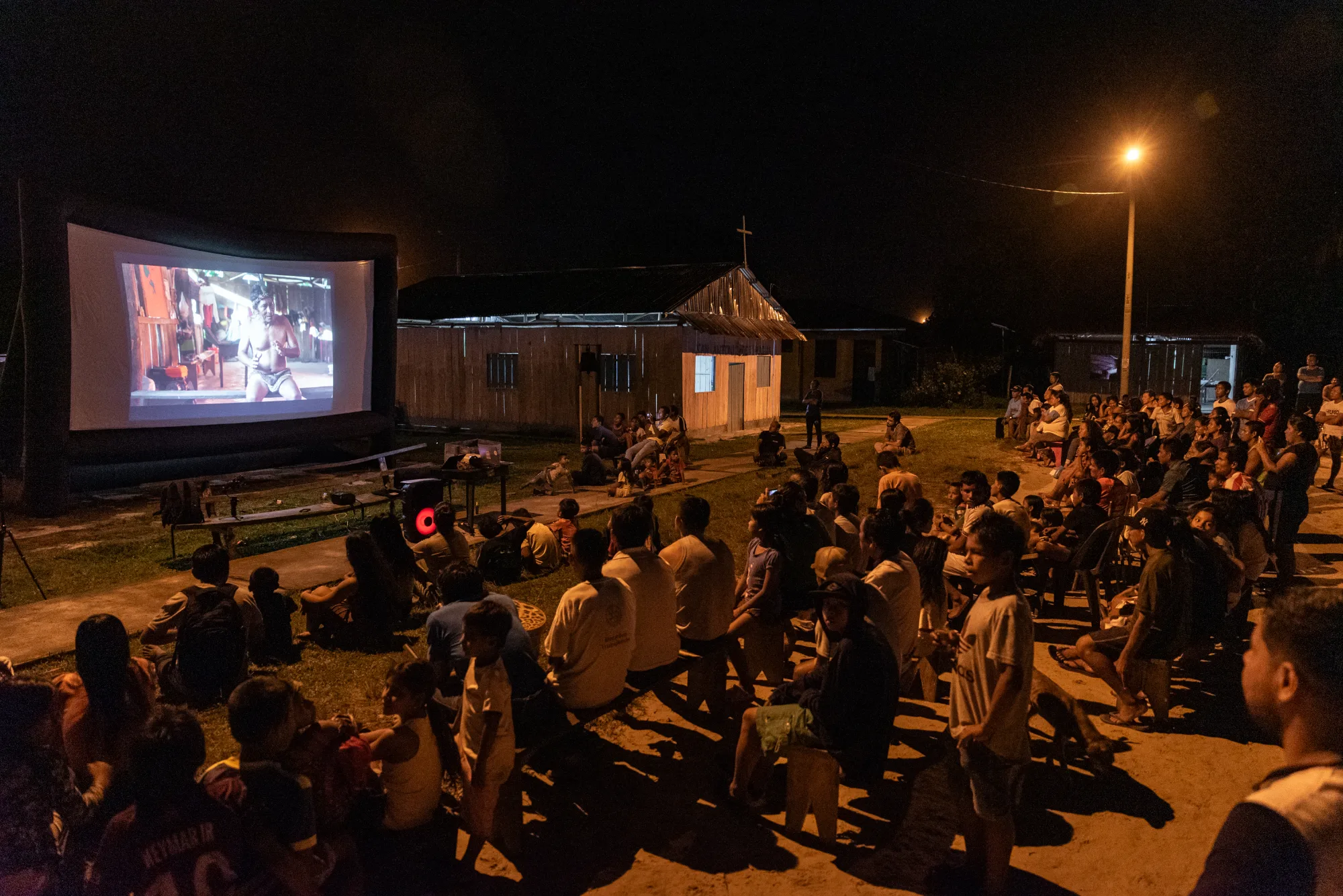 Proyección de cine al aire libre en una comunidad