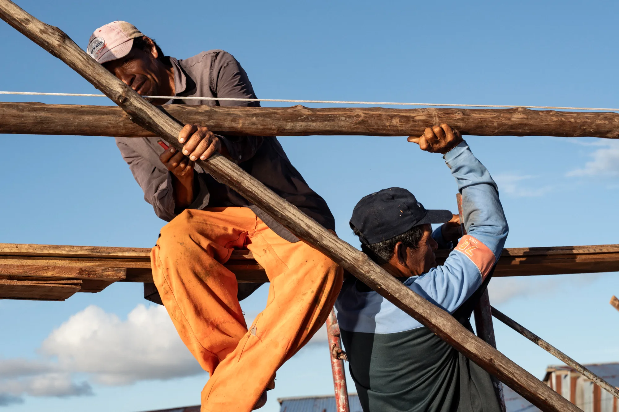 Construcción comunitaria sobre el agua.