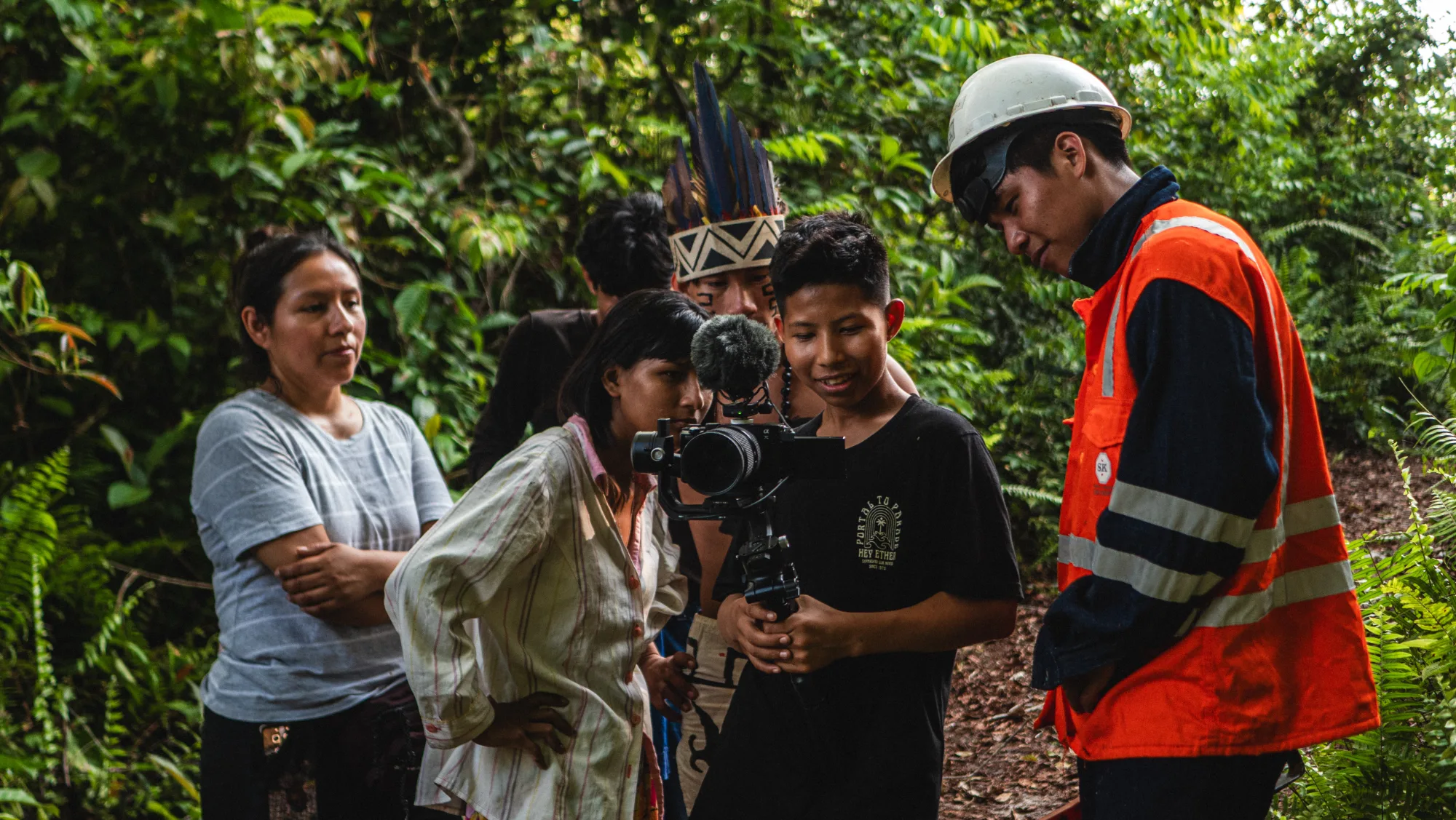 Niñas y niños durante el rodaje de su cortometraje comunitario.