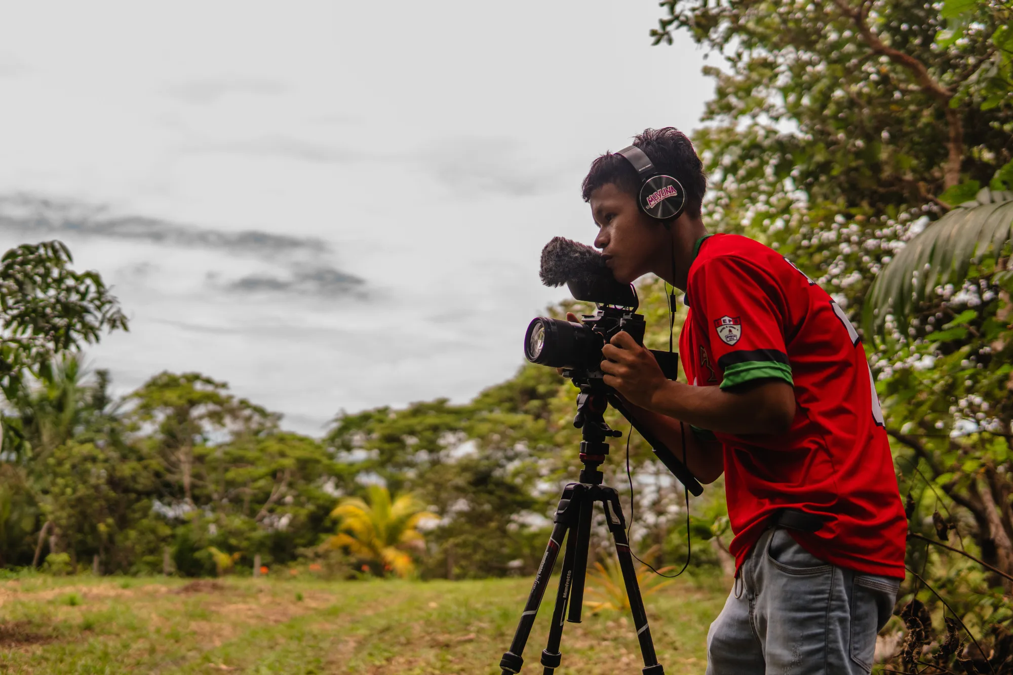Joven registrando escenas de video.