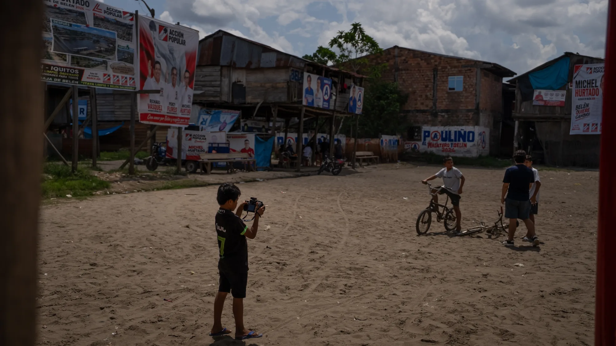 Niños aprendiendo el uso de la cámara.