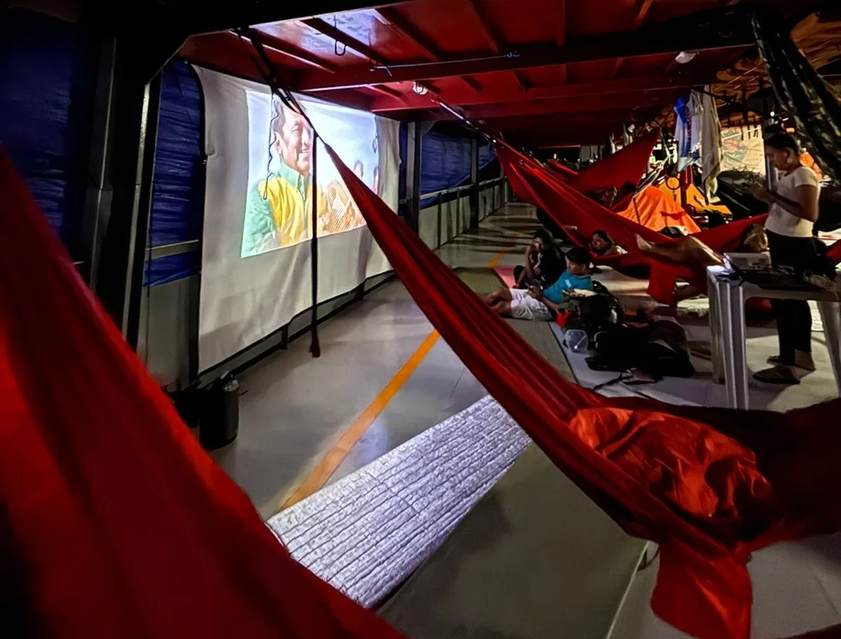 Proyección de una película entre hamacas a bordo del barco