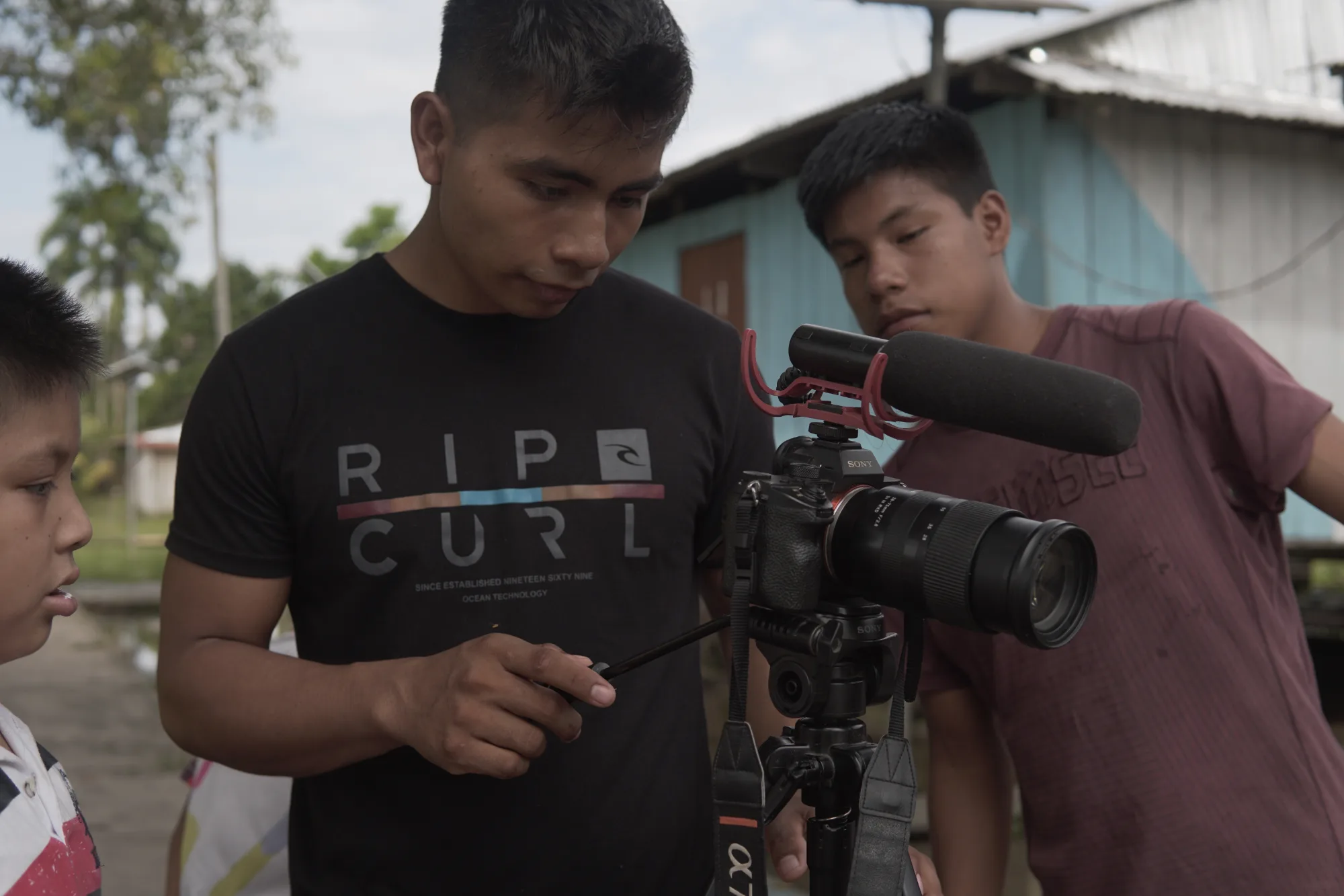 Dos jóvenes filman con cámara y micrófono durante un taller