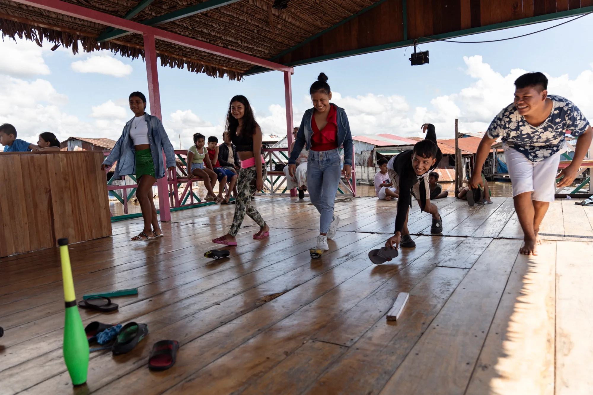 Jóvenes en un taller de movimiento sobre una plataforma de madera