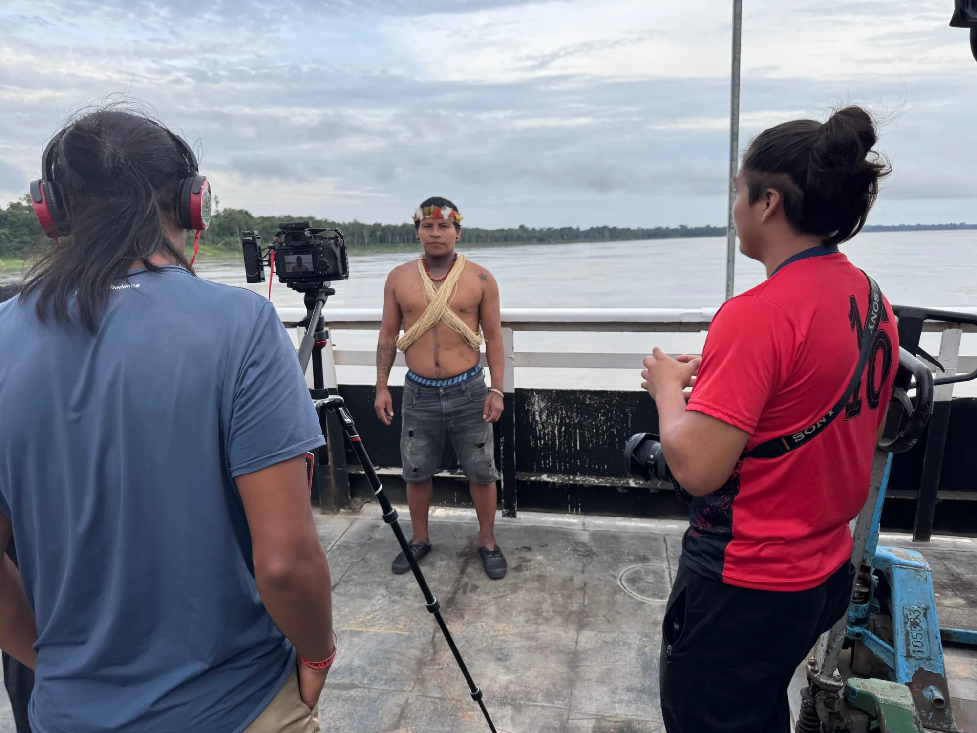 Rodaje de una entrevista en la cubierta de un barco sobre el río