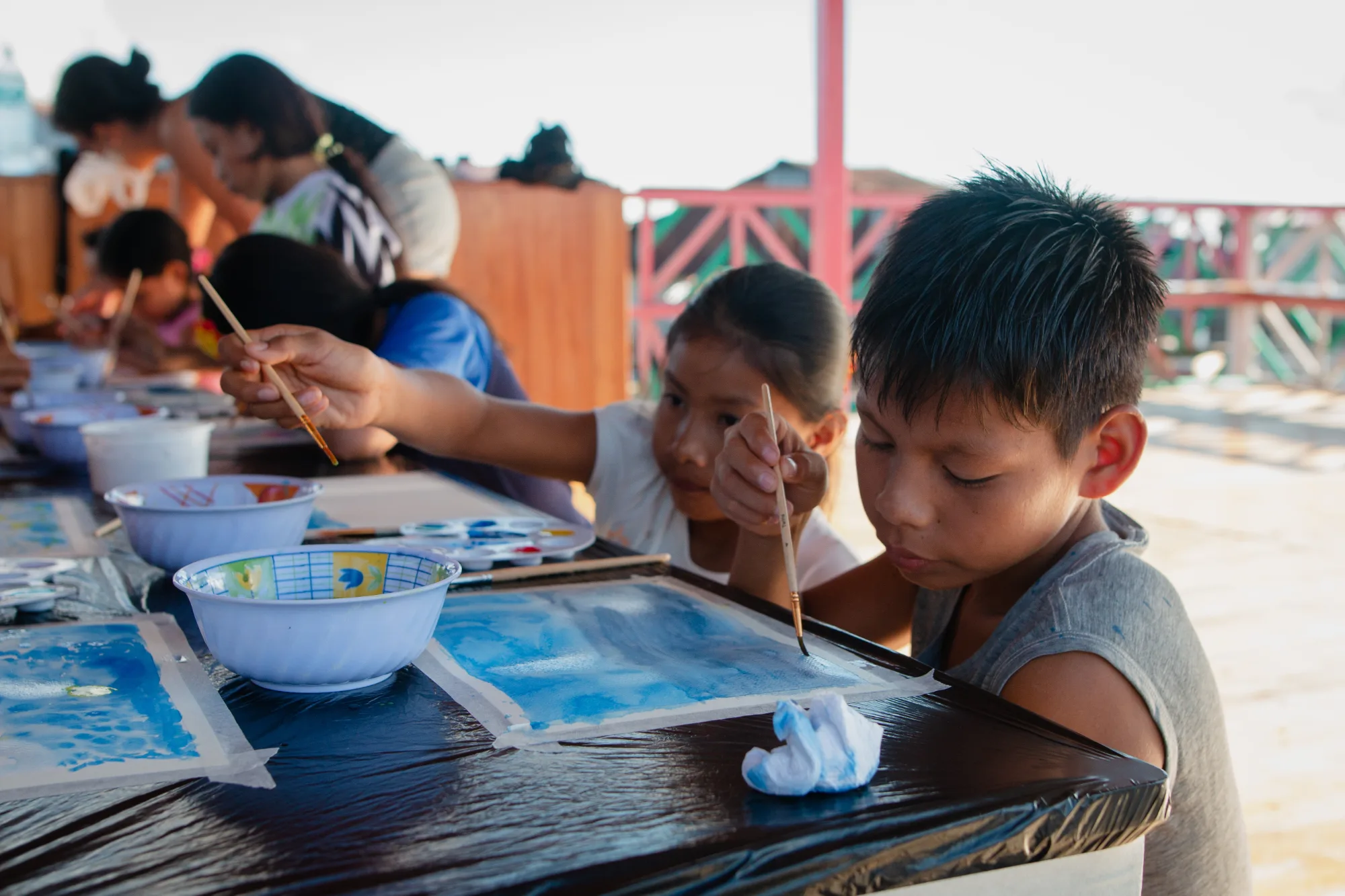 Niñas y niños pintan durante un taller
