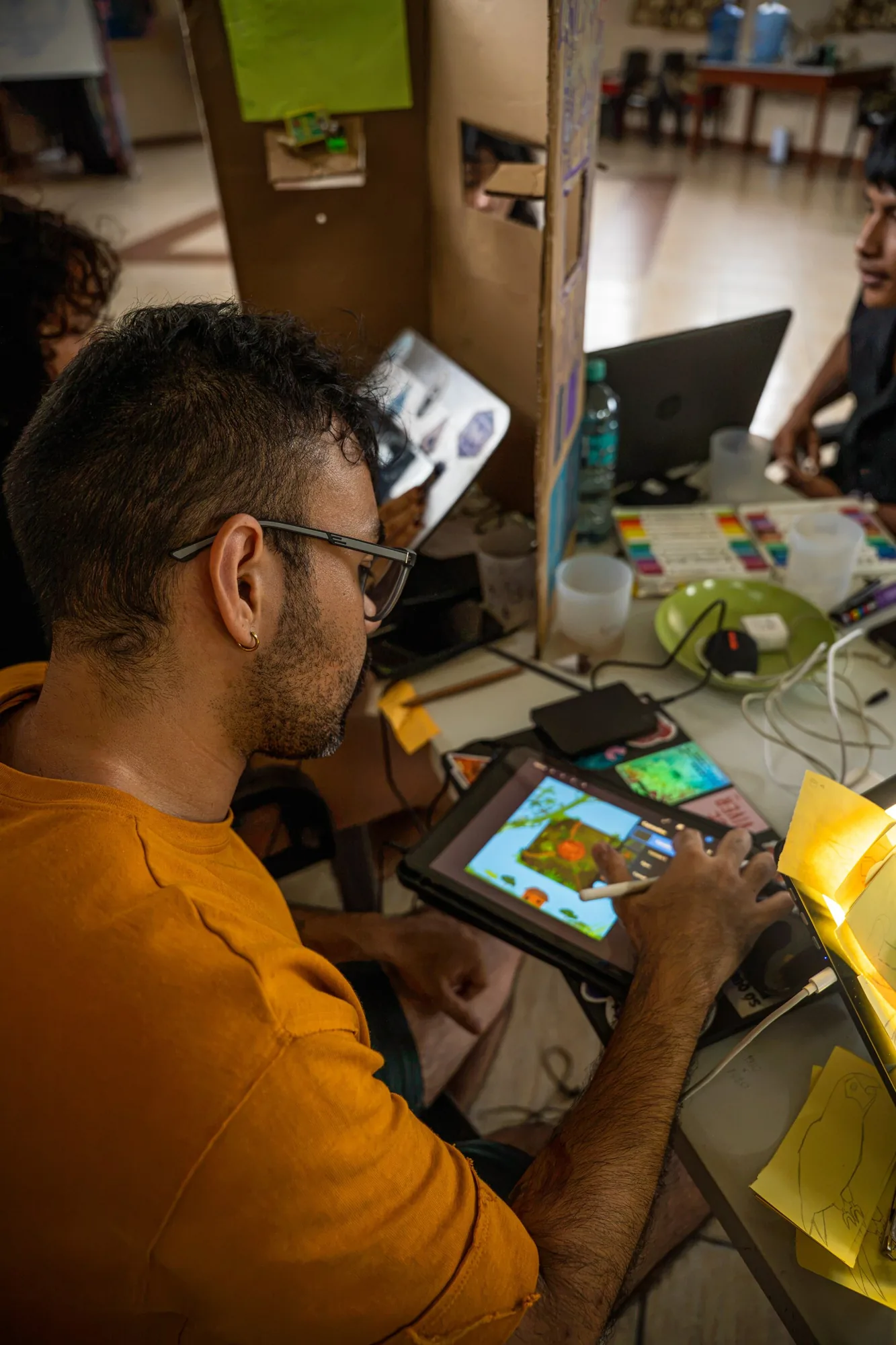 Un participante anima en una tableta durante un taller de animación