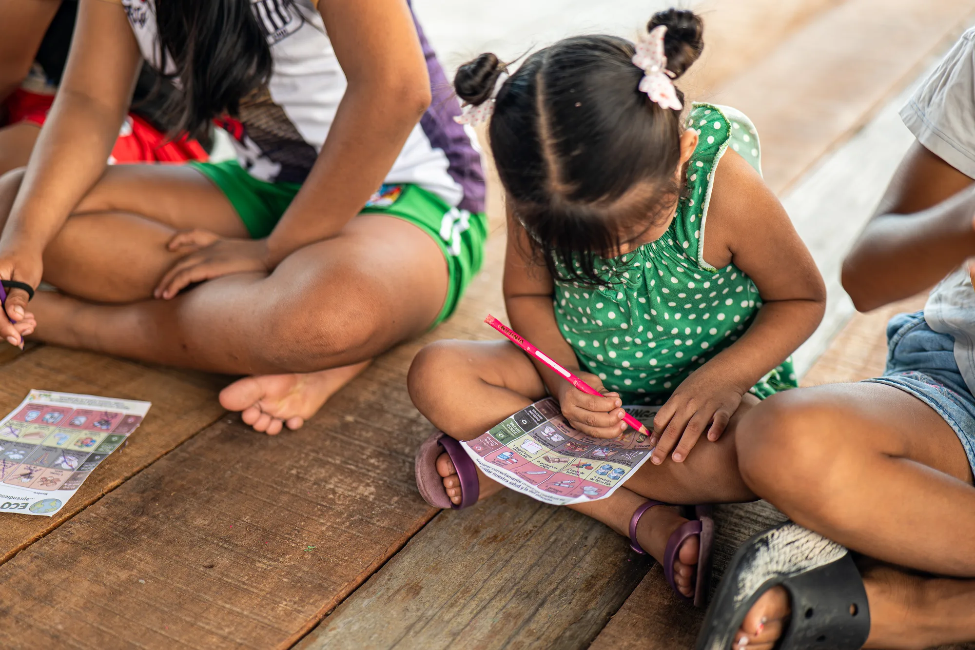 Una niña dibuja durante un taller